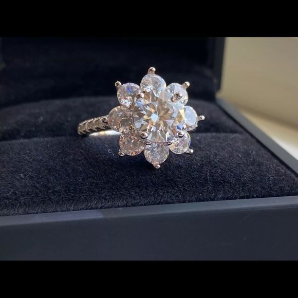 TRADED                               Moissanite Luxury Sun Flower Ring 2.0 Carat - Picture 9 of 9